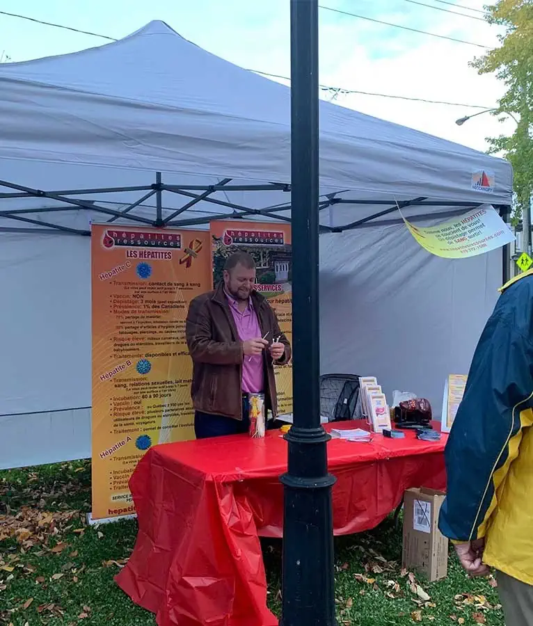 Un organisme communautaire fait de la prévention à un kiosque
