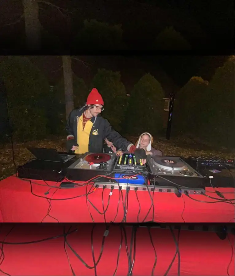 Un DJ fait participer un enfant à sa musique