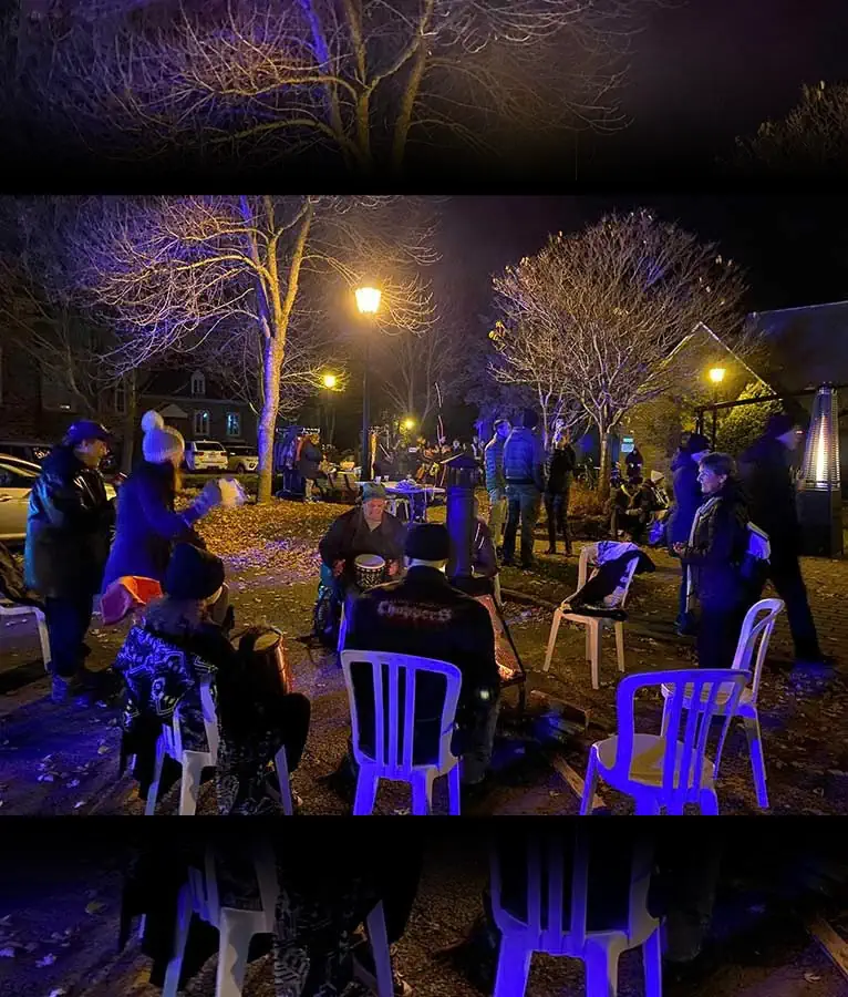 Des gens sont assis sur des chaises en cercle, l'ambiance est festive