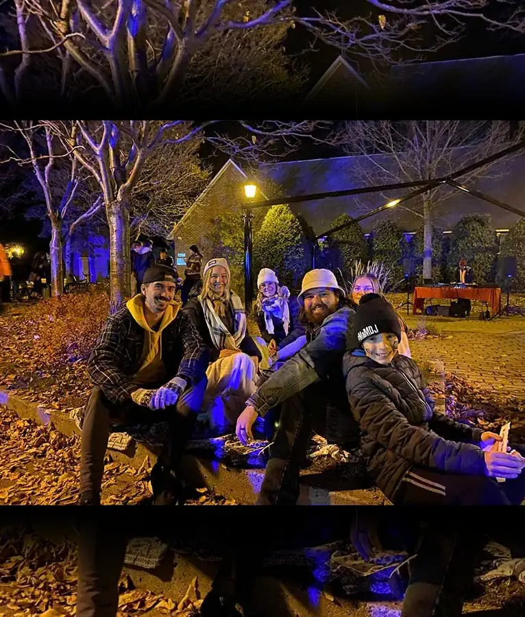 Des jeunes et leurs intervenants sourient à la caméra