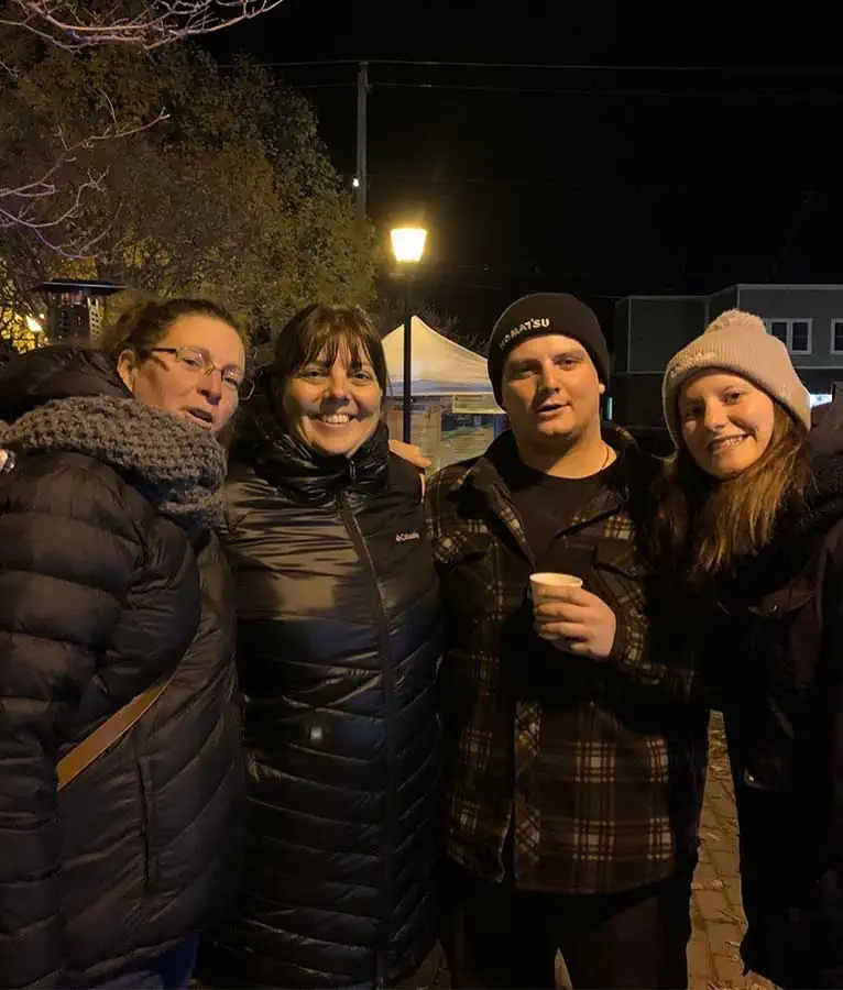 Quatre amis sourient à la caméra