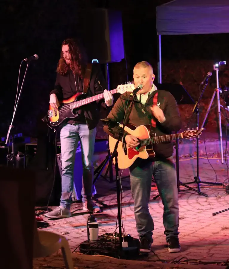 deux guitariste locaux chantent à l'occasion de la Nuit des sans-abris 2026 à Bécancour.