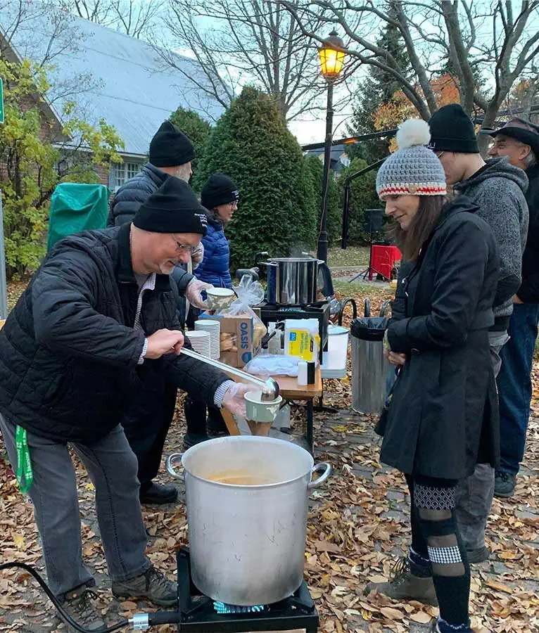 Un homme serre de la soupe à une femme
