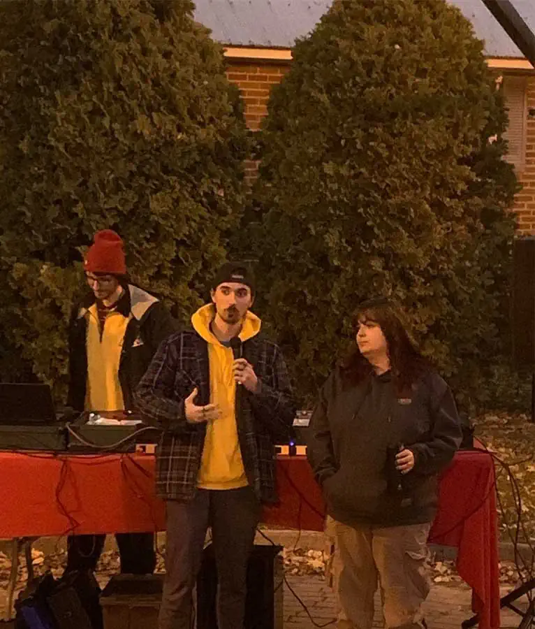 Deux travailleurs de rue se prononce sur le sujet lors de l'open mic.