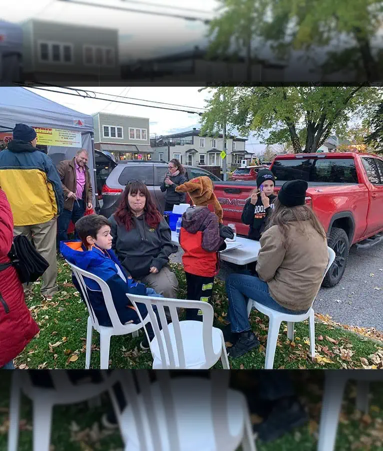 Deux femmes maquillent des enfants à une table