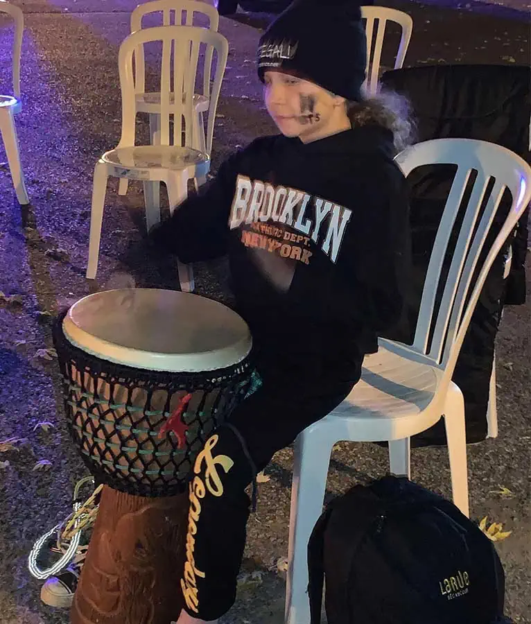 Une jeune fille joue du tamtam