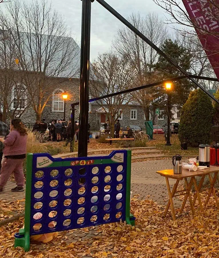 Un grand jeu de puissance 4 se tient debout avant le début des festivités